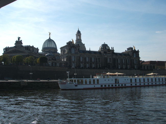 ツヴィンガー宮殿が見えてきました。