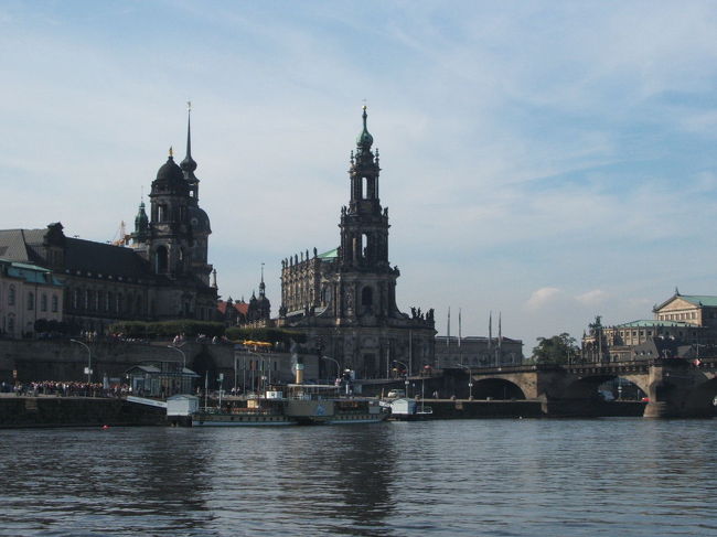 こちらは聖十字架教会です。<br />塔に上ることができます。