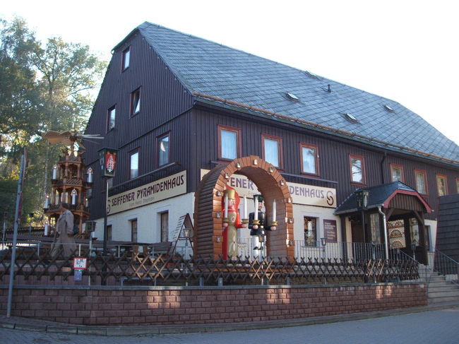 ＜4日目＞<br />電車とバスを乗り継いで2時間半、木のおもちゃで有名なエルツ地方のザイフェンに行きました。<br />電車やバスの時間はドイツ鉄道のホームページで確認できます。往復で約30ユーロでした。