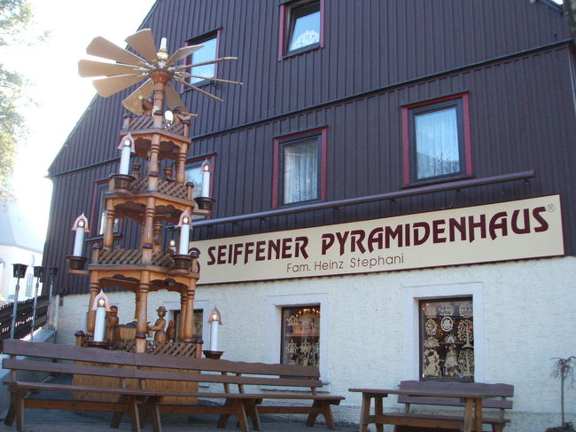 街の中心に大きなピラミッドがあります。