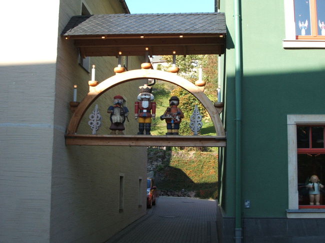 通りのあちこちにおもちゃのモチーフがあります。