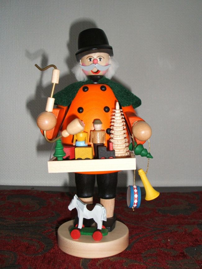 おもちゃ売りの煙出し人形。<br />真ん中で二つに分かれ、お香を入れると口から煙を吐き出します。<br />36.50ユーロ。<br />