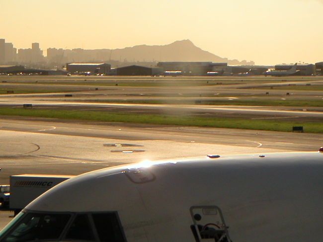 ホノルル国際空港からのダイヤモンドヘッド。<br />いい景色です。<br /><br />ん〜、やっぱりハワイは暖かい。<br />到着日は特に予定は入れず、アラモアナショッピングセンターでブラブラとショッピングしてました。
