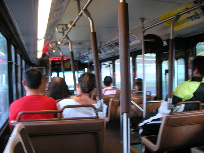 2日目。朝イチで52番のバスに乗り、ノースショアへ向かいます。