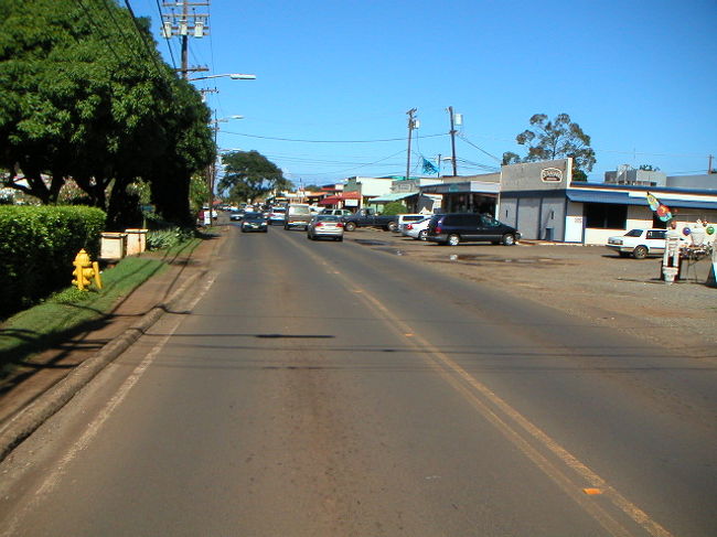 ハレイワに到着。ワイキキとはまた違った、小さな田舎街です。静かで、時間もゆっくりと流れている感覚。