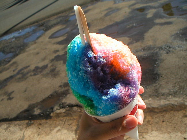 これがカップに盛られた「シェイブアイス」。<br />カラフルにシロップがかけられて、甘〜〜いかき氷でした。