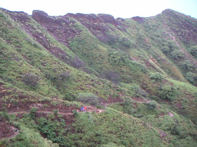 子供からお年寄りまで、登ることはできると思いますが、日頃の運動不足の影響でしょうか。結構、息が上がります。<br />でも、途中ですれ違う人に「Hi!」とか「Good Morning!」と声をかけられると、自然とパワーも復活します。