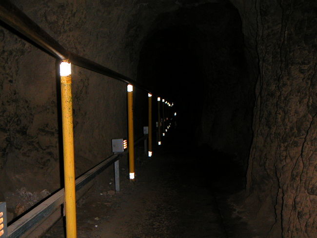 こんな暗くて狭いトンネルもあります。<br /><br />登るときはペットボトルの水をお持ちすることをオススメします。<br />登山道入口にも自動販売機がありますが、故障してることもありますので、街で事前に購入しましょう。<br />（この日も自販機は故障中）