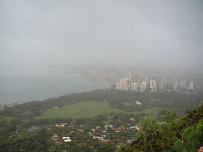 頂上に到着。小雨でワイキキ方面の景色も霞んでいましたが、360度のパノラマは気持ち良かったです。