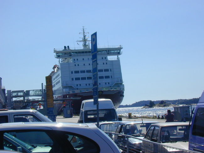 ストックホルムに停泊中のシリヤラインの船体で、フィンランドのヘルシンキに向けて乗船しました。