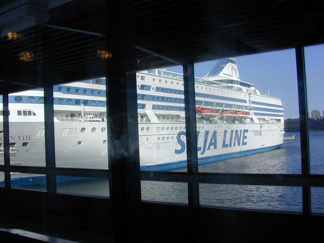ストックホルムの港の窓から見たシリヤラインの船体です。