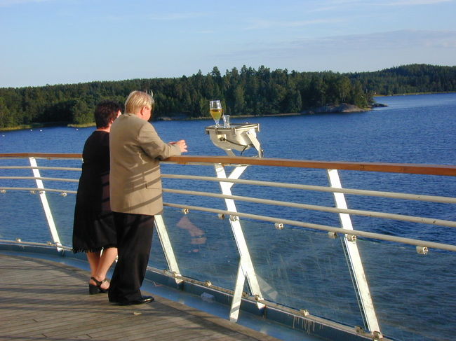 シリヤラインのデッキで、ジョッキに入れたビールはこぼれる心配などなく、殆ど振動を感じられませんでした。