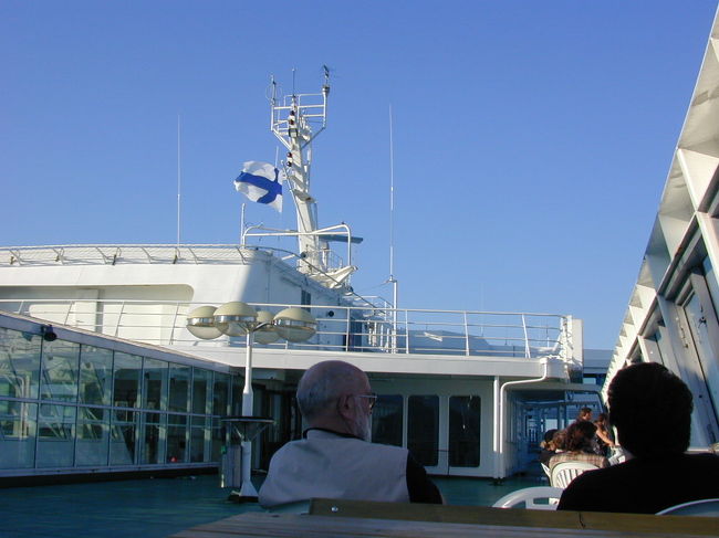 シリヤラインのデッキには色々な国の国旗がたなびいていました。