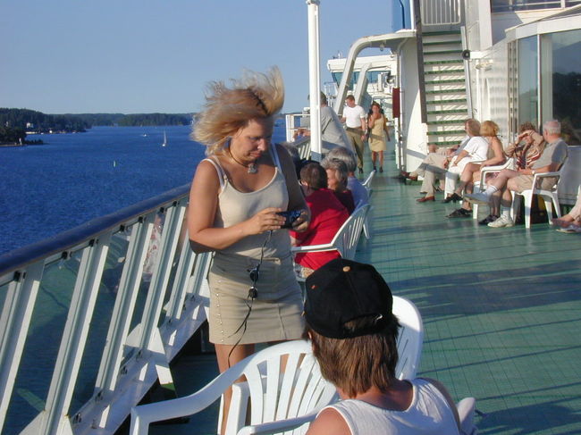 デッキでの女性です。