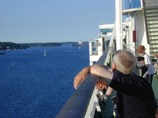 バイキングラインの船と行き違いました。遠くにバイキングラインの船体が見られます。