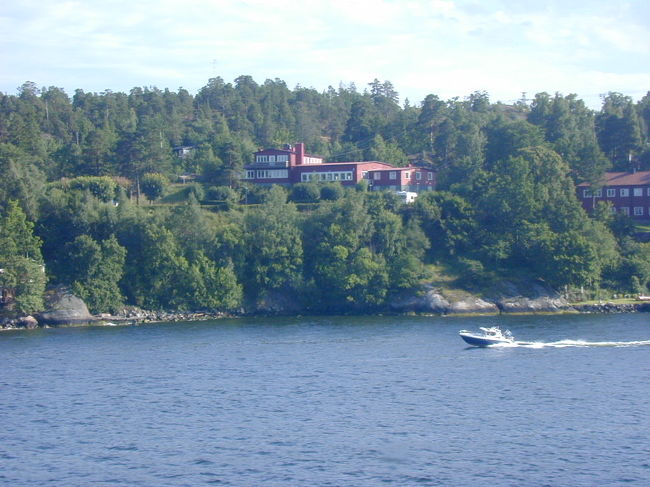 ストックホルムを出た後は狭い水路を航行します。