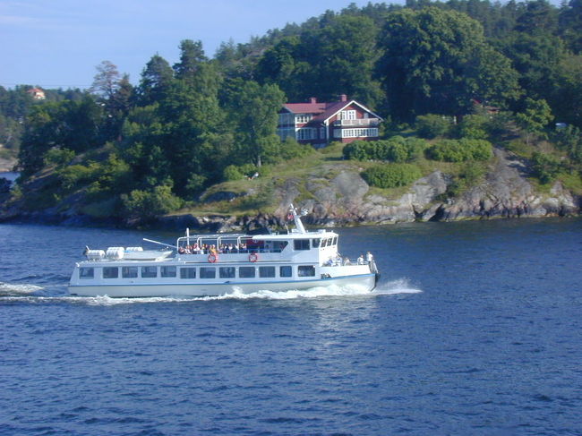 狭い水路には小船も走っています。