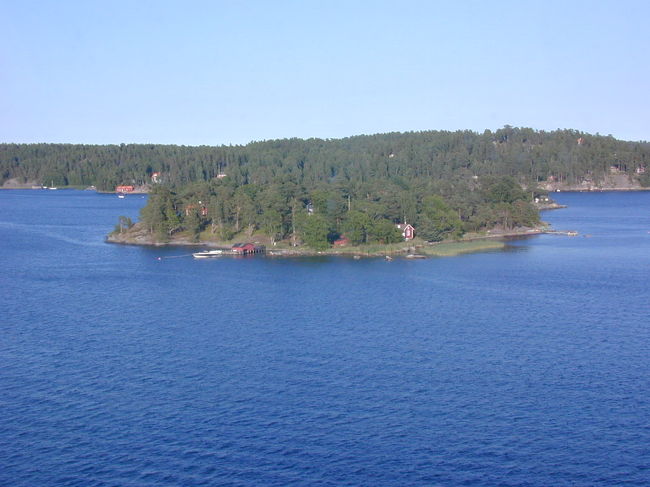 点在している島には別荘が見えます。