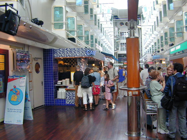 シリヤラインの船内のプロムナードは賑わっていました。