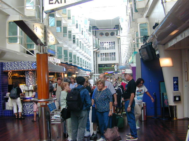 シリヤラインのプロムナードにはぼつぼつと人が出てきました。