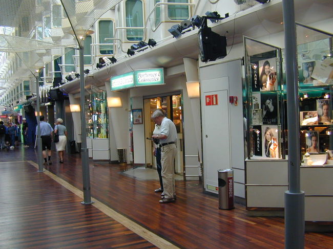 船内にはシャネルのお店も。