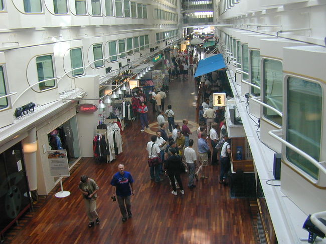 プロムナードを見下ろしているところです。朝なので人まばらです。