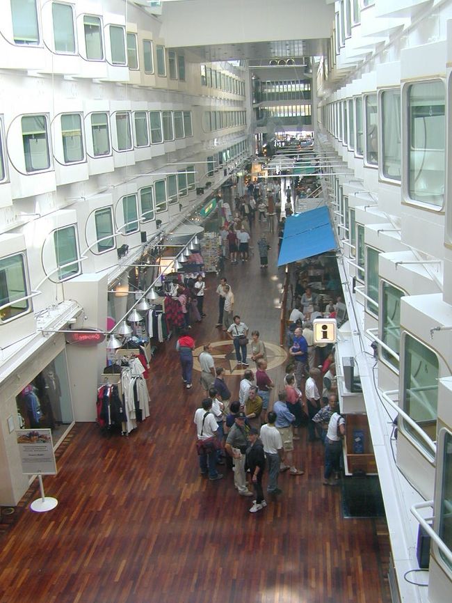 プロムナードを見下ろしています。