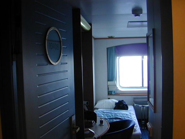 船室です。狭いけれども外の景色が見られる側の部屋でした。