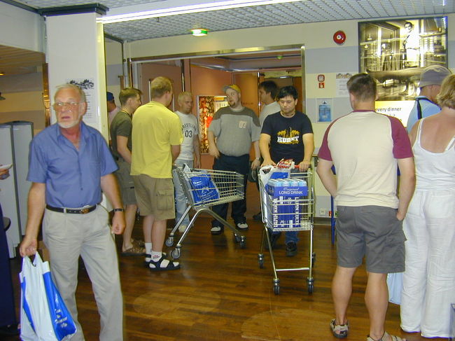 免税店ではお酒が沢山売られていました。