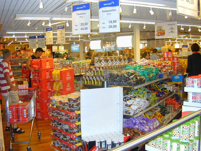 免税店ではお酒が安いためか、若者が沢山お酒を買っていました。お酒を買うのが目的でシリヤラインに乗る若者が多いとか。