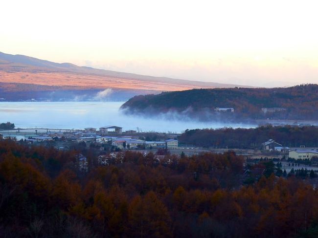 山中湖平野地区　湖上に水蒸気が立ち上っています
