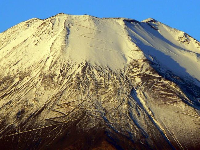 雪はまだ薄く登山道が見て取れます