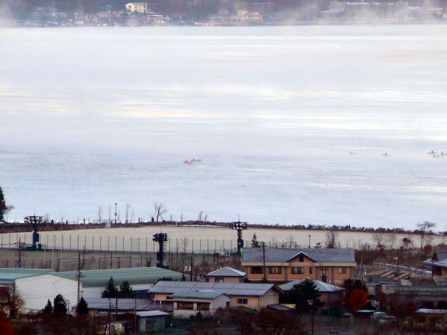 公魚釣りでしょうか、湖上に沢山のボートが出ています