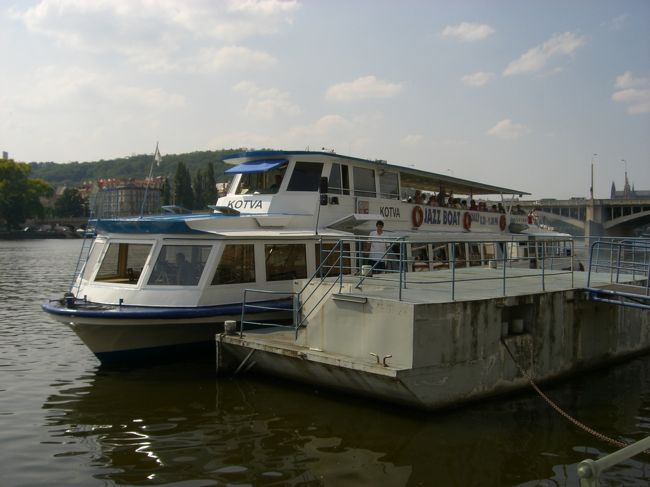 私たちの船！！<br /><br />チケット売りのおじさんが、<br />「君たちの船の名前・・・」<br />って言ってチケットの裏に<br />「ＫＯＴＶＡ」って書いてくれました。<br />「１５分くらい遅れてるんだ・・・」<br />とも言ってくれてたので、<br />もうちょっと待ったけど、ちゃんと乗れた！！