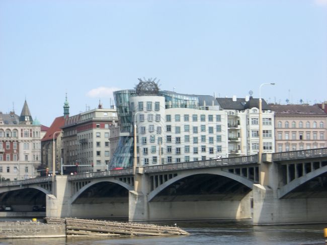 船からの景色・・・<br /><br />ダンシングビルは横側も波打ってる〜〜<br />それに、頭がチクチクしてる！！