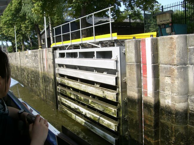 船からの景色・・・<br /><br />途中で運河を通過します！<br />水位もこんなに下がったんだ！！<br /><br />運河で水位調節を待ってる間も、<br />同じく運河待ちの隣の船から音楽が聞こえてきたり、<br />陸の公園でバレーボールをやってたり、<br />人間ウォッチングしてました。