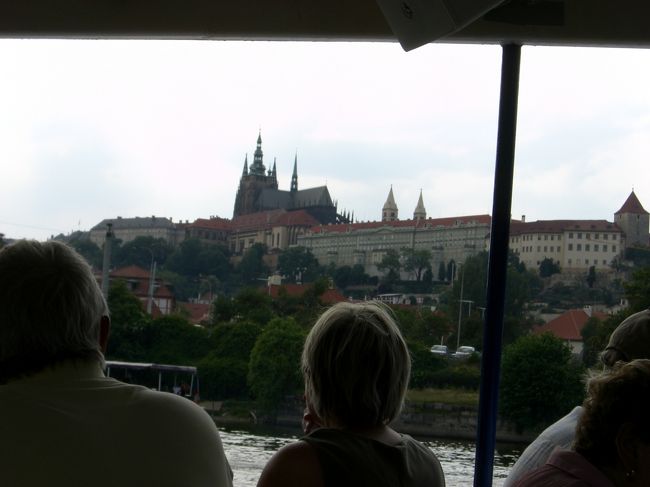船からの景色・・・<br /><br />プラハ城が見えたら、みんなウットリ。<br />