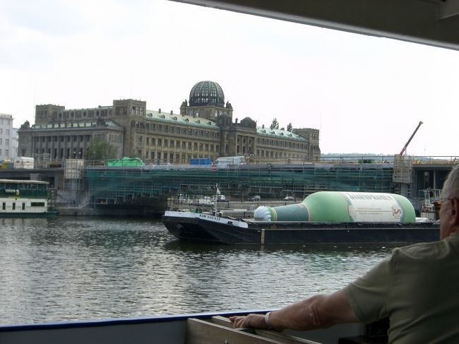 途中、こんなのにも追い抜かされたり。<br /><br />巨大ボトルが貨物船で輸送されてます☆<br /><br />すごく目立って、みんな見ちゃうから、<br />いい広告だな！