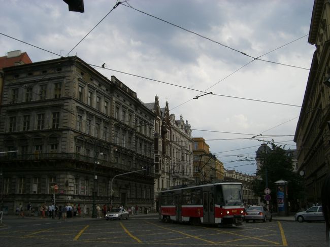 芸術家の家あたりで下船して、上陸。<br /><br />トラムの電線がクモの巣みたい。