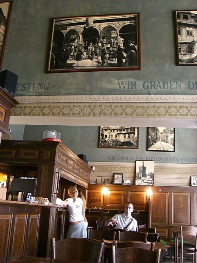 カフェ・フランツ・カフカ<br /><br />ユダヤ人街にある<br />フランツ・カフカの作品、「変身」を<br />イメージしたとかのカフェ。<br /><br />旅行前に「変身」を読んだけど、<br />なんだかよく分からず、読み切れなかった・・・。<br /><br />でも、その「分からない」感と<br />この暗い深緑のインテリアが<br />合ってるようにも思う。<br /><br />カフェはハデじゃないし、静かな感じが<br />とても落ち着きます！<br /><br />でも、地下のトイレへの階段が<br />暗くて怖い(^0^A)