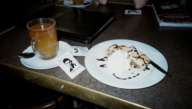 Tea "FRANZ KAFKA"<br />・Black tea<br />・Orange juice<br />・VODKA<br />・Lemon juice<br />・Cinnamon<br />を混ぜたもの。<br />ホットとコールドを選べました！<br />ホットにカフカのイラストがプリントされた<br />お砂糖をたっぷりいれて！！<br /><br />アップルパイと一緒に☆<br /><br />ほっこり♪<br /><br />・・・ところで、<br />VODKAって何ですかね？？<br />