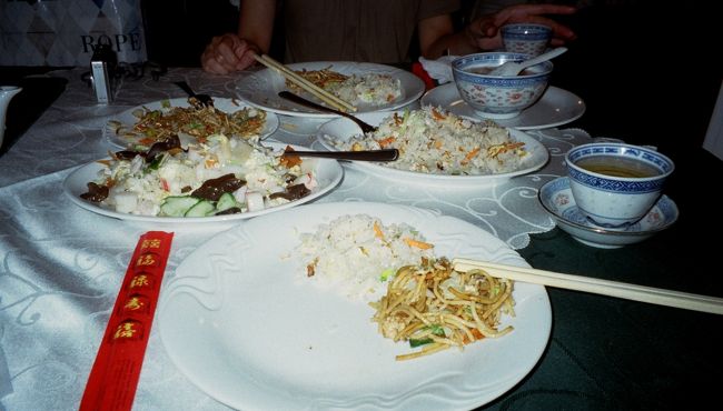 食べ散らかした写真しかなくてスミマセンm(--)m<br /><br />ジャスミンティー（ポット）：２４Kc<br />卵とトマトのスープ：４５Kc<br />野菜焼きそば：４５Kc<br />鶏チャーハン：６９：Kc<br />八宝菜：１４９Kc<br /><br />正直、女二人には注文しすぎです。<br />でも、安くておいしい〜。<br />濃いチェコ料理に疲れちゃったら、<br />オススメです。<br /><br />行ったのが開店と同時ぐらいで<br />他にお客さんがいなくて心配だったけど、<br />すぐに中国と、韓国からと思われる団体さんも来ました。<br />お店のお姉さんもニコやかで好印象です♪