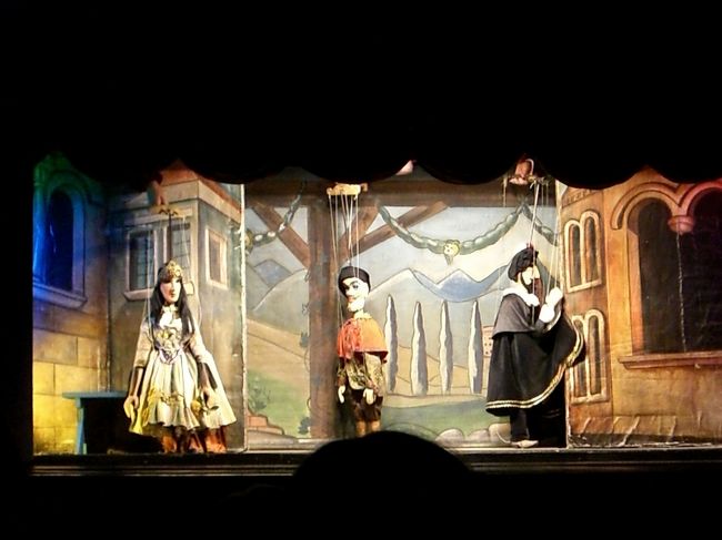 いよいよ人形劇。<br />590Kc←最新の某ガイドブックより値上がりしてた。<br /><br />チケットを買った時に<br />「３０分前から入れるよ」<br />って聞いてたので、<br />３０分前に着くと、ど真ん中のいい席をとれました！<br />自由席なので、早めがオススメ。<br />後から、欧米からの団体さんが<br />たくさんいらっしゃって満席です！<br /><br />2時間の講演で途中休憩もあります。<br />人形は子供くらいの大きさで、<br />迫力があるし、<br />言葉は分からないんだけど、<br />笑えたり、いろんな工夫がしてあって、<br />最後まで眠たくなることなく、楽しめました♪<br /><br />