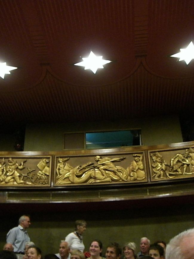 劇場の天井。<br /><br />☆型の照明がカワイイ