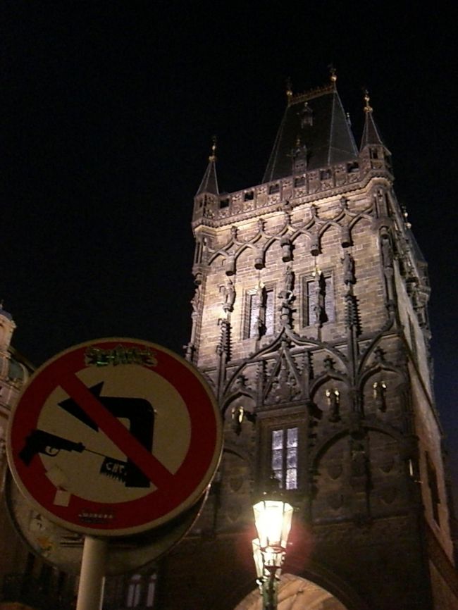 火薬塔へは何度もくぐってたけど、<br />初めて気がついたイタズラ。<br /><br />暗いけど、みえますか？<br />道路標識。