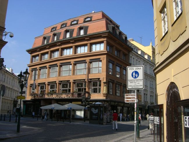 集合場所は市民会館前。<br />集合時間よりちょっと早めに着いたので、<br />そこらをウロウロ。<br /><br />キュビズム美術館<br /><br />実は、ここも今までに何度も通っておきながら、<br />あまりにさりげなくて、<br />３日目にして初めてキュビズム美術館と気が付いた。<br /><br />「黒いマリア像」は鉄柵に守られてます。