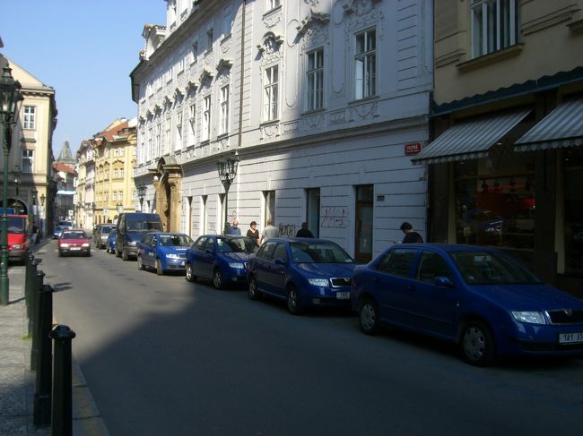 毎朝、気になってた風景。<br />同じ青い車がたくさん縦列駐車。<br />・・・なんなんだろ？<br /><br />他に、おもちゃやさんで<br />マリオネットで遊んでみたり、<br />キュビズム美術館前のキオスクで日経新聞を<br />読んでみたりして<br />集合時間になりました。