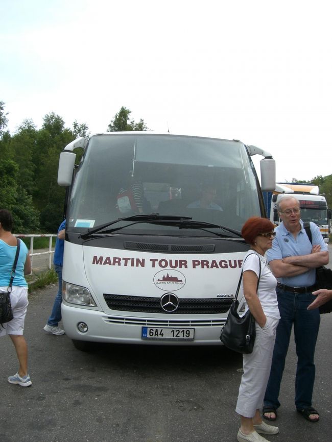 チェスキークルムロフへの日帰り旅行に利用した、<br />「マーティンツアー」です。<br /><br />http://www.martintour.cz/index.htm<br /><br />本当は自分の足で、電車やバスを乗りついで・・・<br />行きたかったんだけど、なんせ時間がないので、<br />旅行会社に頼っちゃいました。<br /><br />ホームページは英語だし、<br />英語ガイドですけど、<br />日本の旅行会社で予約しても英語ガイドのものが<br />多いですし、<br />何より料金が日本の旅行会社経由よりも<br />だいぶん安くなりました。<br /><br />ネット予約だったんですけど、<br />分からないことをツタナイ英語でメールをしたら<br />すぐに返してくれましたし、<br />プラハ市内でも、マーティンツアーのバスを<br />よく見かけたし、バスも新しくて<br />ガイドさんもよかったので、オススメです♪<br /><br />プラハ市内のツアーによっては<br />日本語音声のヘッドホンもあるみたいですよ！<br /><br />私はネット予約のクレジット払いで１０％OFF！<br />でしたが、現地での支払もできますし、<br />現地の集合場所にあるマーティンツアーのスタンドで<br />申込をされている方も多かったです。