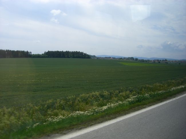 プラハ市内では、中央駅やオペラ座、<br />国立博物館などを通過して、<br />こんな風景を通って南下して行きます。<br />ちなみに、この写真の右奥の山脈が<br />ドイツか、オーストリアかとの国境なんだって。<br /><br />途中、トイレ休憩や、<br />チェスケー・ブディヨヴィツェの街を通りぬけて。