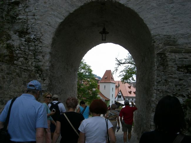 ここを通り抜けると・・・。